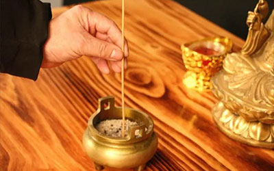 老人离世后，什么时候开始“上香”？老传统不能忘