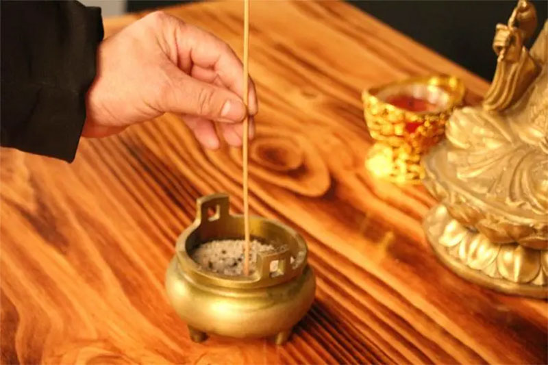 老人离世后,什么时候开始“上香”?老传统不能忘 老人离世后,什么时候开始“上香”?老传统不能忘