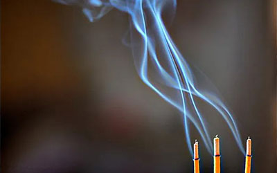 上香为何只用三根？这其中还有哪些禁忌？正确的上香方式少有人知