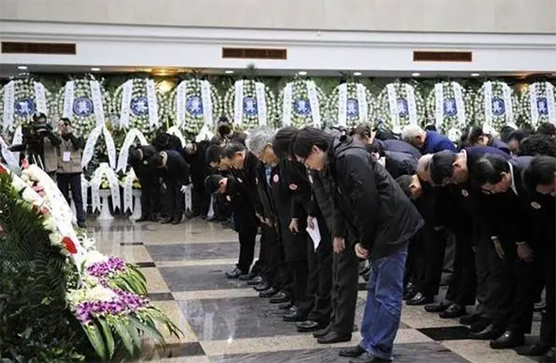 为什么吊唁时不说“二鞠躬”要说“再鞠躬”，两者有什么区别？