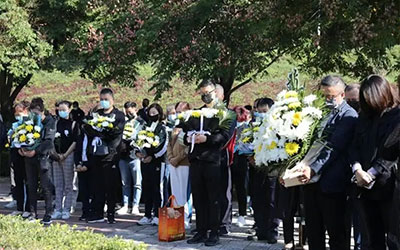 老人安葬后，遗像怎么处理？