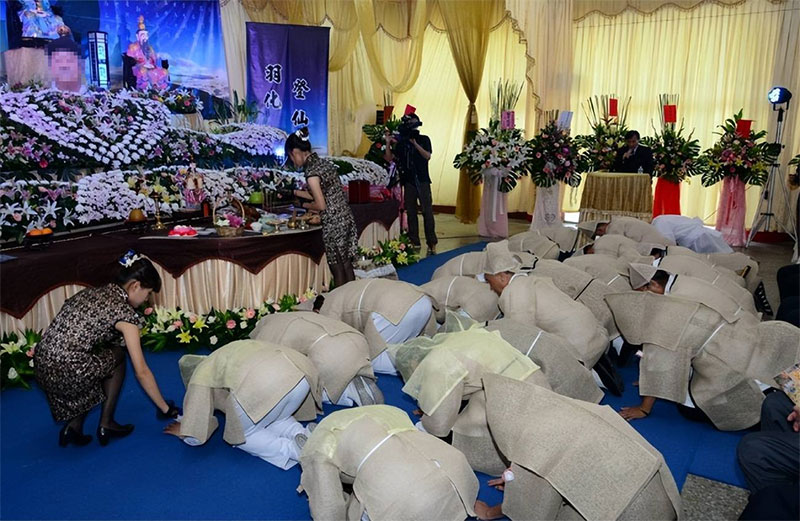 白事上香磕头的正确方法