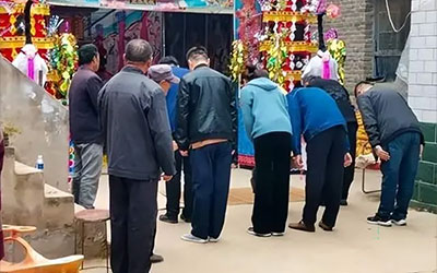 俗话说“夫妻不送葬，送葬必遭殃”，老伴为什么不能送？有道理吗