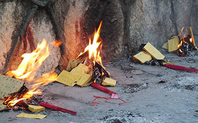 殡葬中烧纸钱的说法来由