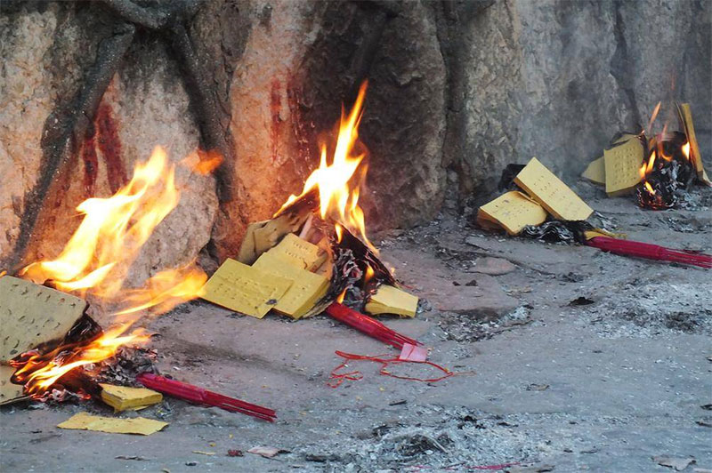 殡葬中烧纸钱的说法来由