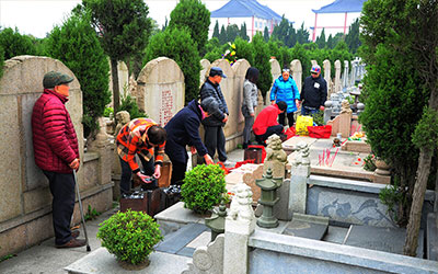 墓穴里的骨灰盒如何摆放？