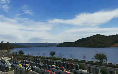 为什么说墓园要有水？