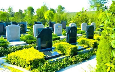 昆明陵园墓地的正前方有什么不应该出现？