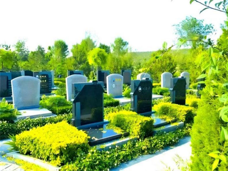 昆明陵园墓地的正前方有什么不应该出现