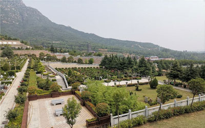 哪些因素会影响墓地价格？