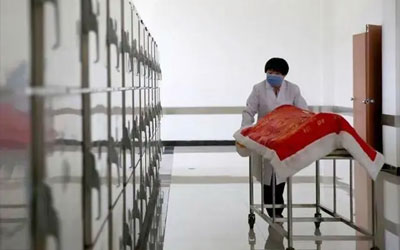 在火葬场工作的女性如何嫁人？似乎只有这三种办法，一般人不敢娶