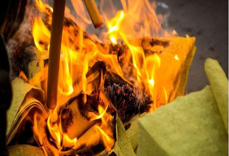 公墓信息网告诉您祭祀时为什么要烧纸钱