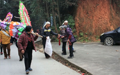 出殡为什么要放鞭炮