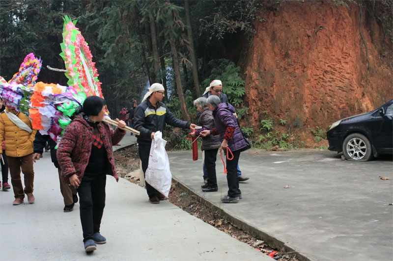 出殡为什么要放鞭炮