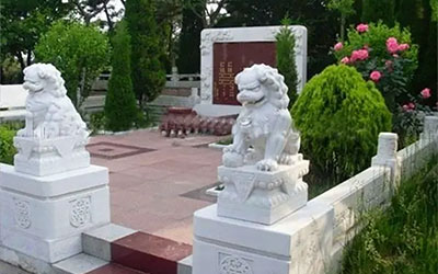 关于墓地的石狮子