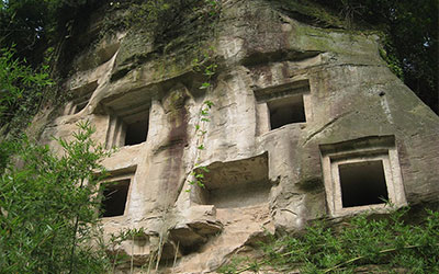 各地神秘墓葬习俗，崖葬树葬冰葬你了解吗？