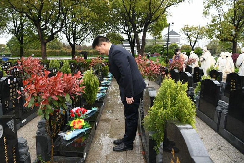 扫墓当日的穿着 扫墓当日的穿着