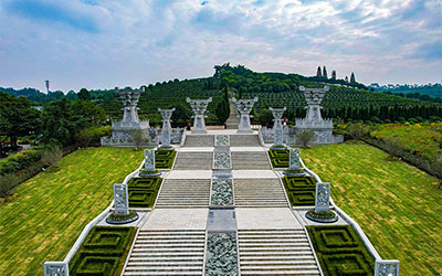 山地墓地如何挑选旺后辈