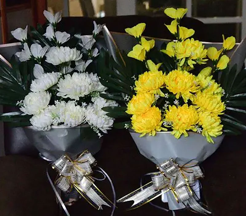 去墓地买什么鲜花