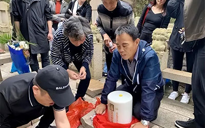 骨灰下载那个用品都有哪些内容？骨灰下葬用品一般多少钱？