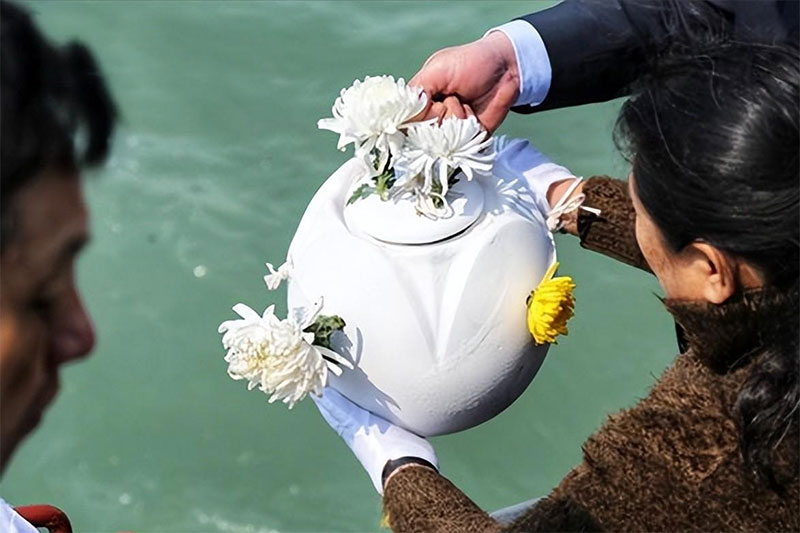 海葬撒海后骨灰盒应该要如何处理？可以从一处移动到另一处吗？