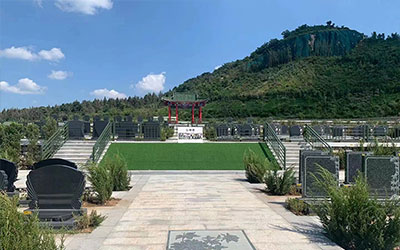 逝者下葬配偶可不可以去