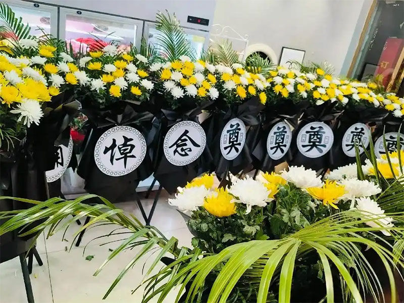 参加葬礼需要用哪些花？葬礼花束？