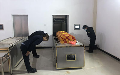 在火化时，寿衣要脱下来吗？