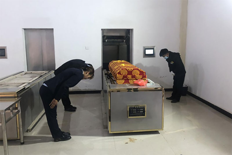 在火化时,寿衣要脱下来吗 在火化时,寿衣要脱下来吗