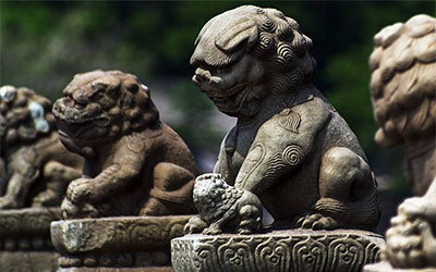 墓地的石狮子是什么材质的呢？石狮子用系上红布吗？