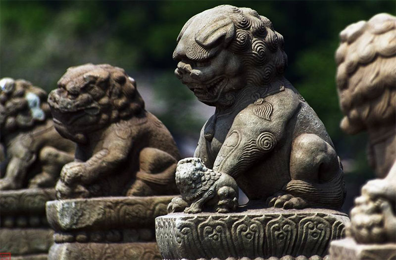 墓地的石狮子是什么材质的呢？石狮子用系上红布吗？