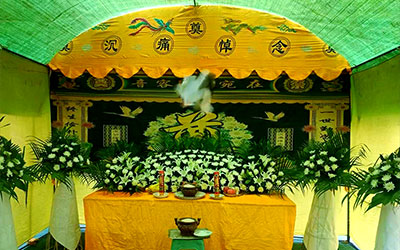 老人在养老院去世，该如何举办葬礼呢？