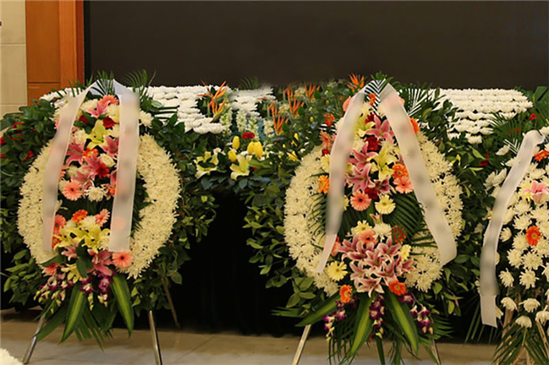 老人驾鹤的时候我们需要注意哪些事项呢