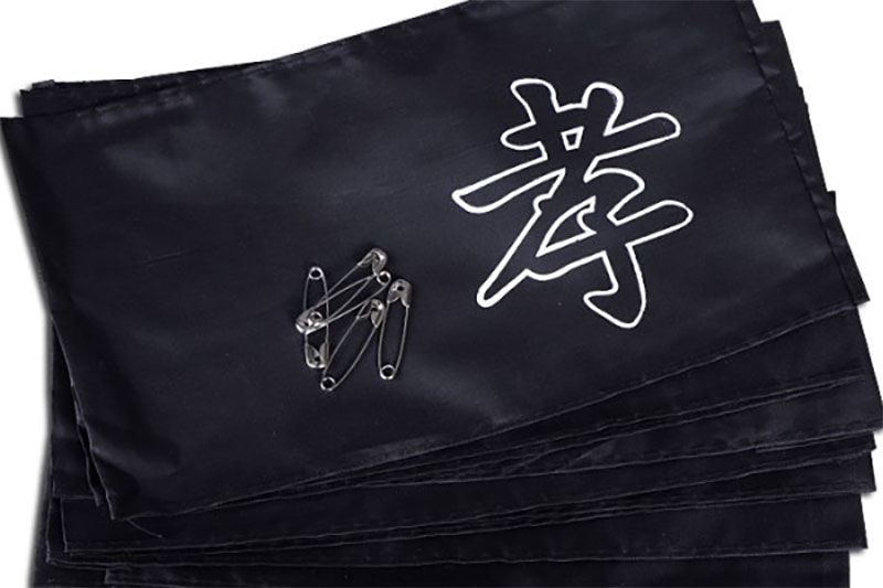 丧事礼仪中为何要佩戴黑色孝布