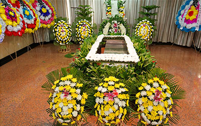 为什么参加葬礼需要送花圈？