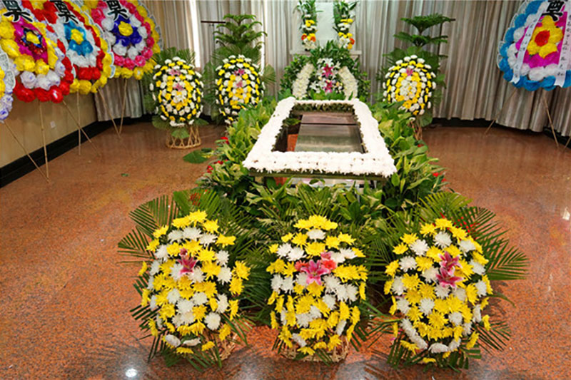 为什么参加葬礼需要送花圈 为什么参加葬礼需要送花圈