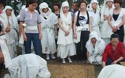 当今为何广泛地忽略葬礼的服饰呢？