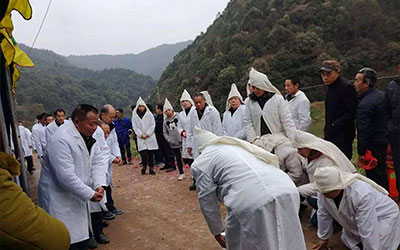 为什么外人也要戴孝布？