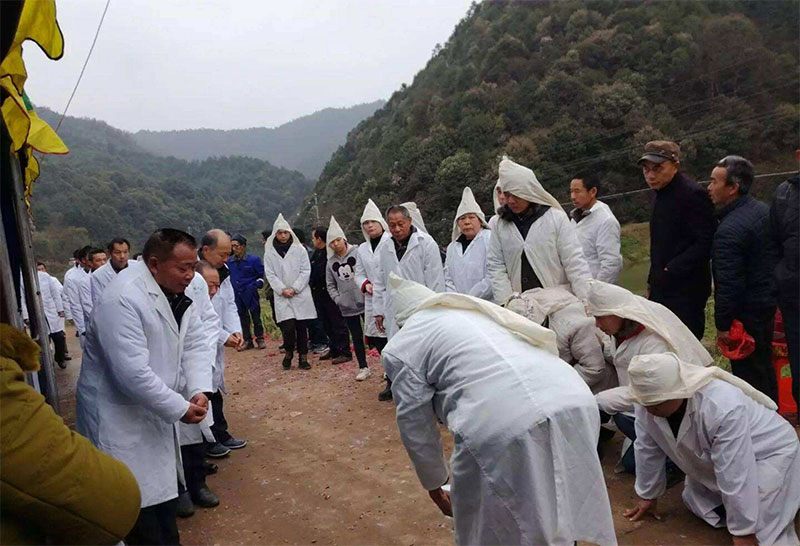 为什么外人也要戴孝布