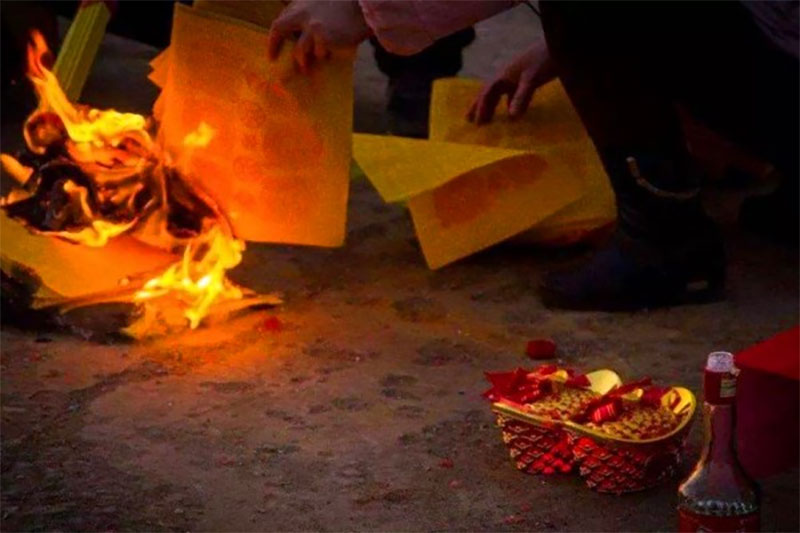 白事中的百天烧纸的讲究有哪些呢 白事中的百天烧纸的讲究有哪些呢