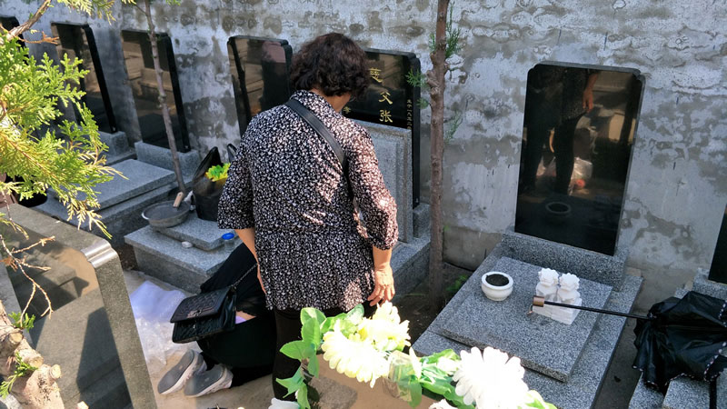 下葬的时候骨灰盒的位置如何摆放 下葬的时候骨灰盒的位置如何摆放