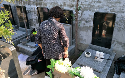 下葬的时候骨灰盒的位置如何摆放？