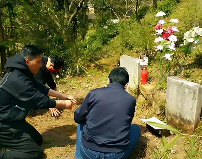 现在上坟不让烧纸了怎么办