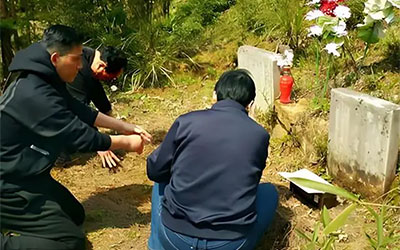 现在上坟不让烧纸了怎么办？