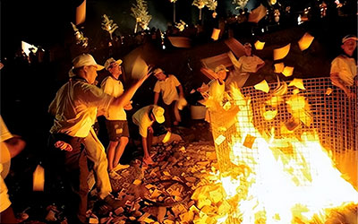 为什么死后的人会烧掉他的衣服？