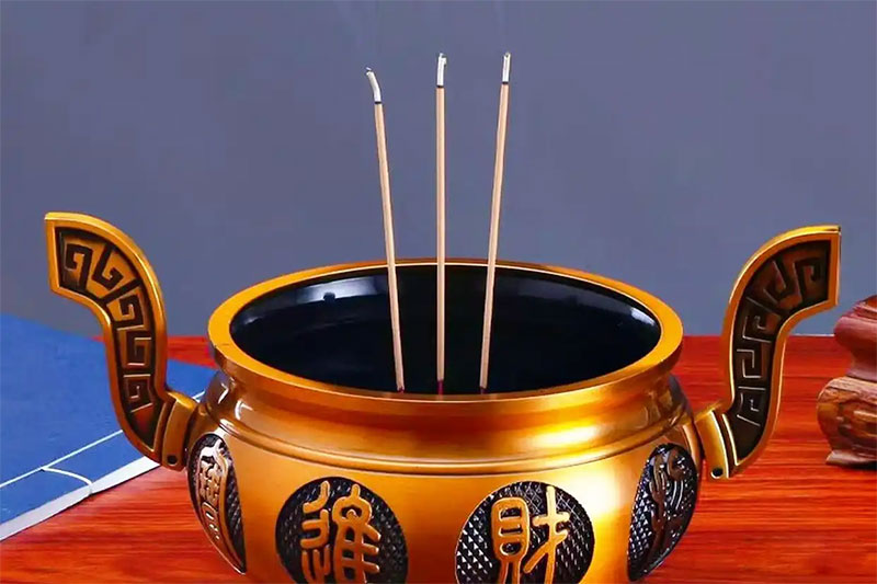 烧三根香的由来与寓意：祭祖仪式中的文化传承