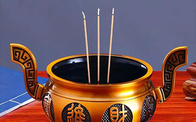 烧三根香的由来与寓意：祭祖仪式中的文化传承