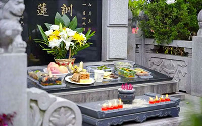 以虔诚祭祖，启家族昌盛之门