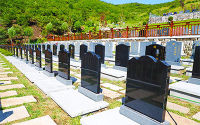 传统墓碑：镌刻于石的文化与情感