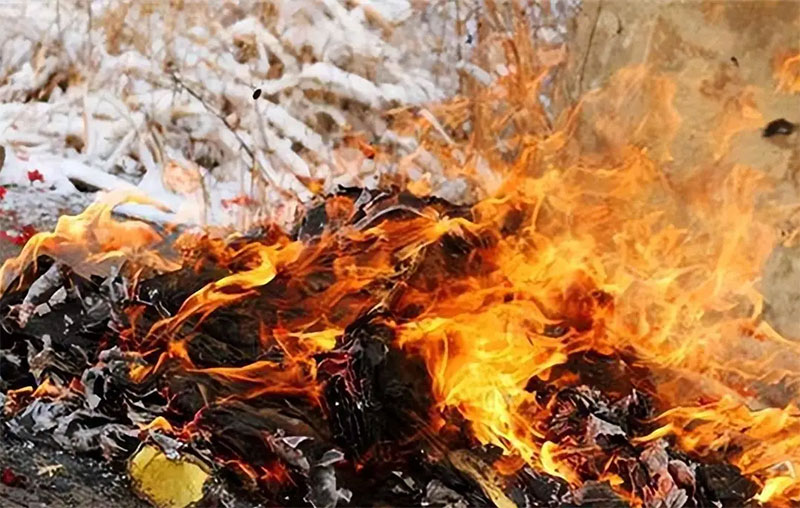 离世亲人衣物何去何从：烧与不烧间的温情抉择